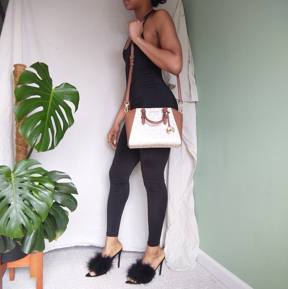 Women's Michael kors "Ciara - vanilla/lugg MD messenger " monogrammed crossbody - Picture 2 of 15